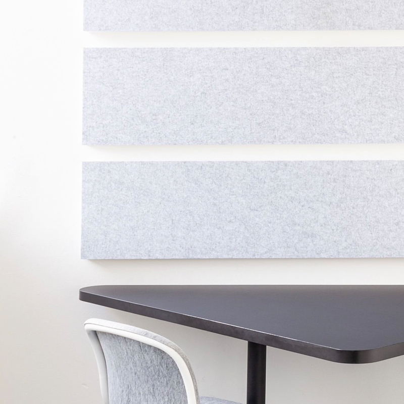 Konfigurowalny panel dźwiękochłonny z rowkowanego włókna poliestrowego Konfigurowalny panel dźwiękochłonny z rowkowanego włókna poliestrowego