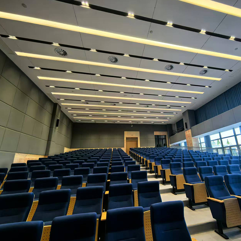 Panele akustyczne owinięte skórą z gąbką skutecznie chronią ludzi przed urazami